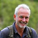 Hans, 58, lächelt auf einer Wanderung