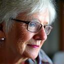 Ingrid, 72, liest ein Buch mit klarer Brille